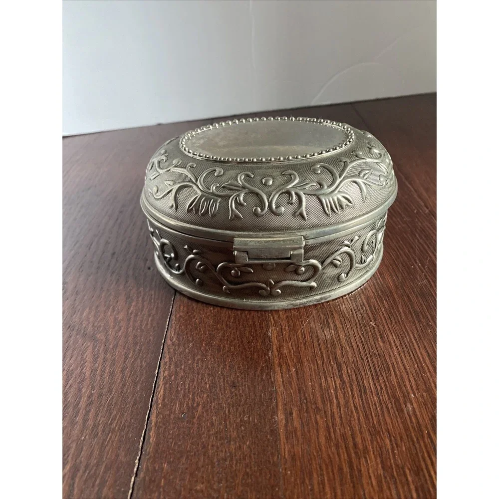 Metal Trinket Box Silver Tone‎ 5x4x2.5 Oval Blue Velvet Lining Floral